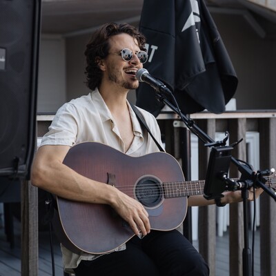 Theunis Music, singer-songwriter in Sunshine Coast, photo 2