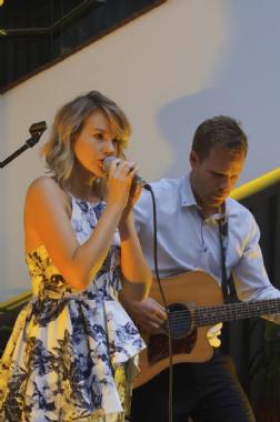 Lara Parker-Kent, acoustic guitar and singer duo in Sydney, photo 3