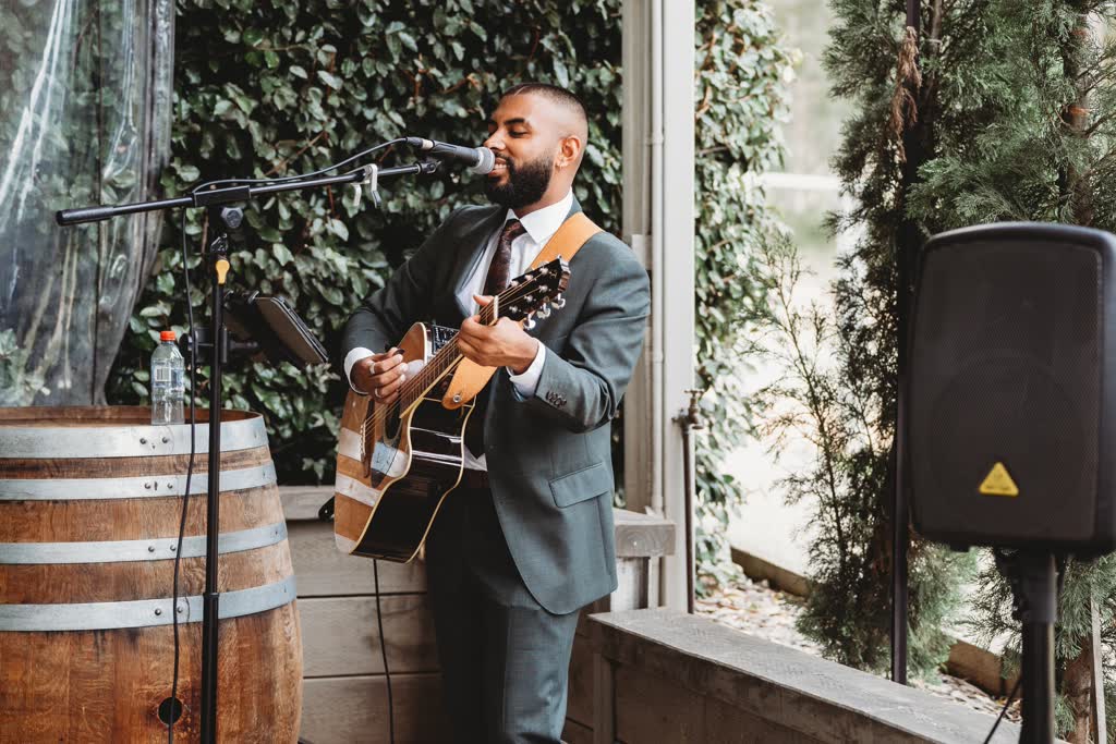Joshua Paltoo, acoustic guitarist in Sydney, photo 3