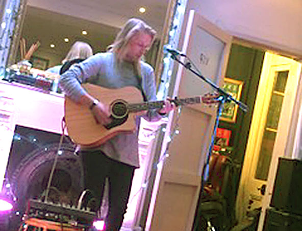 Dale, musical soloist in Sydney, photo 3