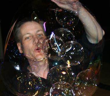 Allan Cullen, bubbles in Sydney, photo 2