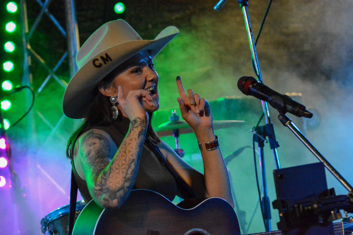 Carly Mozsny, country singer in Sydney