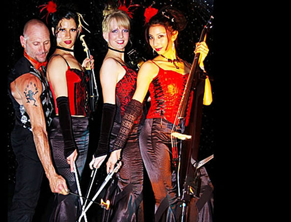 Vamp, firetwirler in Sydney