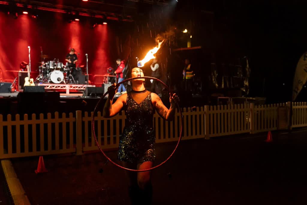 Mel - Extreme Hula Hooper, live in Sydney, photo 3
