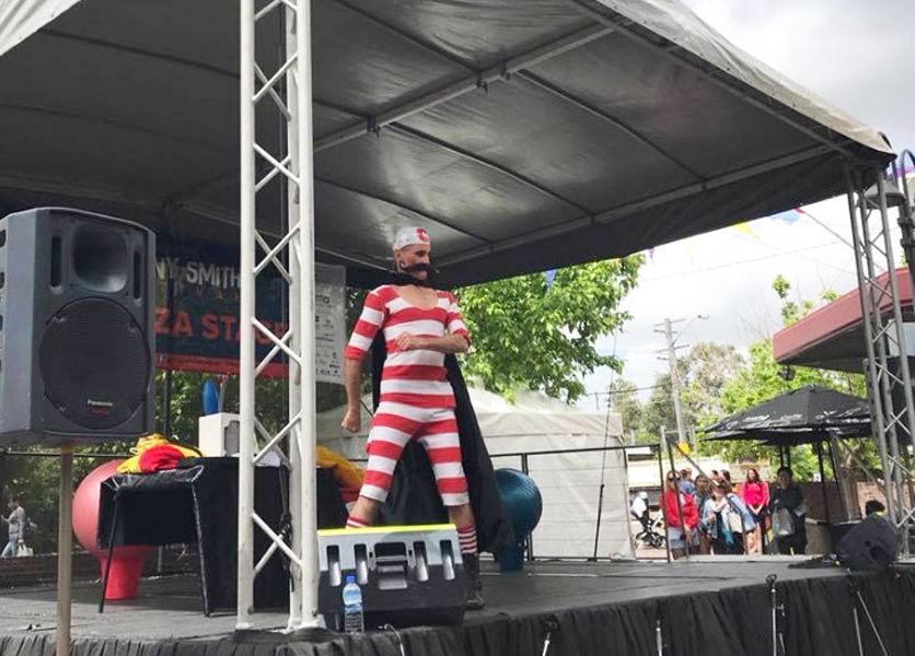 Cedric Irving's Mighty Juggling Show, juggler in Sydney, photo 3