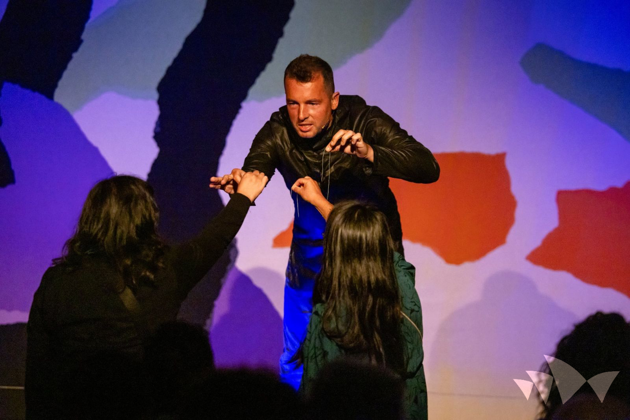 Adam Axford MAGICIAN MENTALIST MINDREADER, live in Sydney