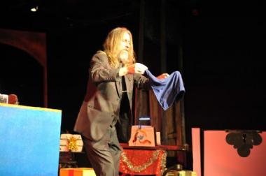 Jon Blakeney, magician in Sydney, photo 2
