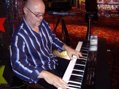 Geoff Davies, pianist and singer solo in Sydney