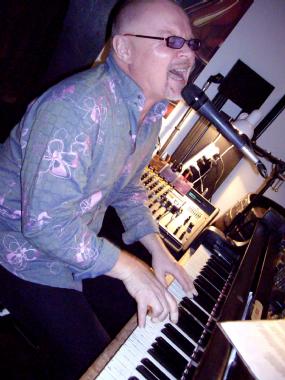 Geoff Davies, pianist and singer solo in Sydney, photo 3