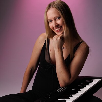 Lara, pianist in Sydney, photo 2