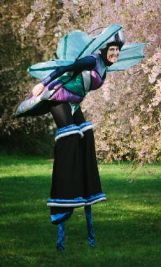 Dragonfly on Stilts, stilt walker in Sydney, photo 2