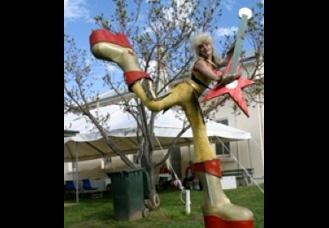 Glam Scam, stilt walker in Sydney