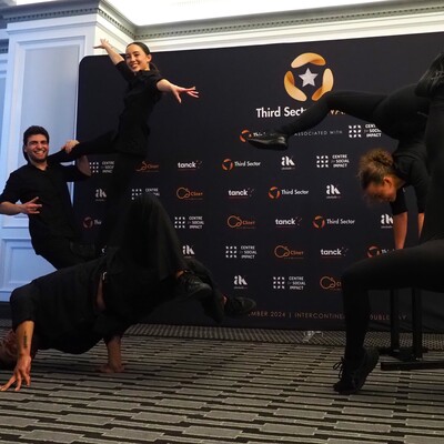 Hype Undercover Waiters Stunt Show, acrobat in Sydney, photo 2