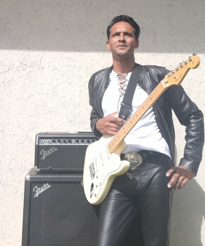 Hale Leathers, musical soloist in Townsville City, photo 2
