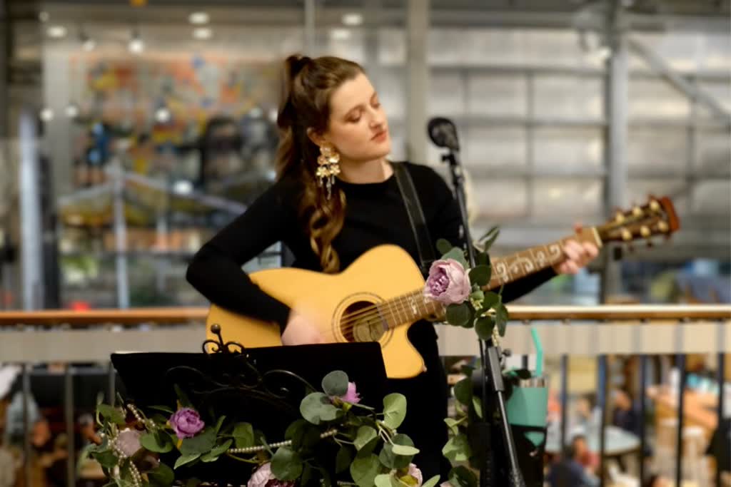 Ornella, acoustic guitar and singer solo in Victoria Park, photo 3