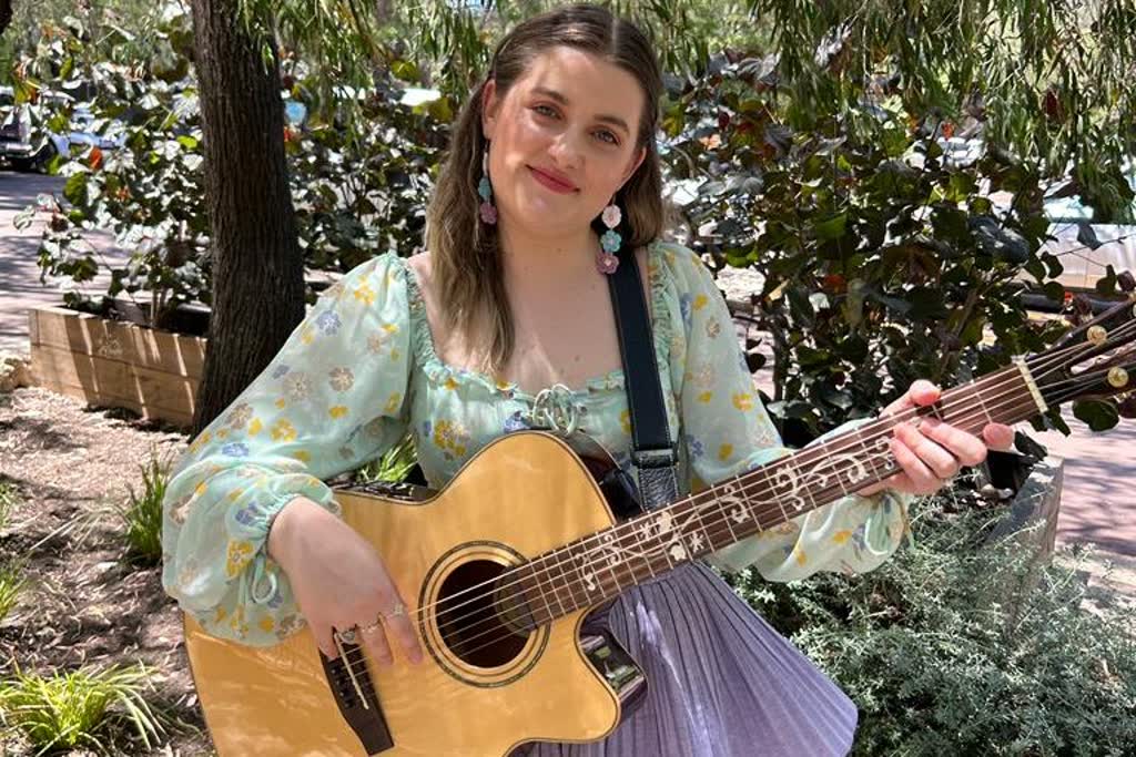 Ornella, acoustic guitar and singer solo in Victoria Park