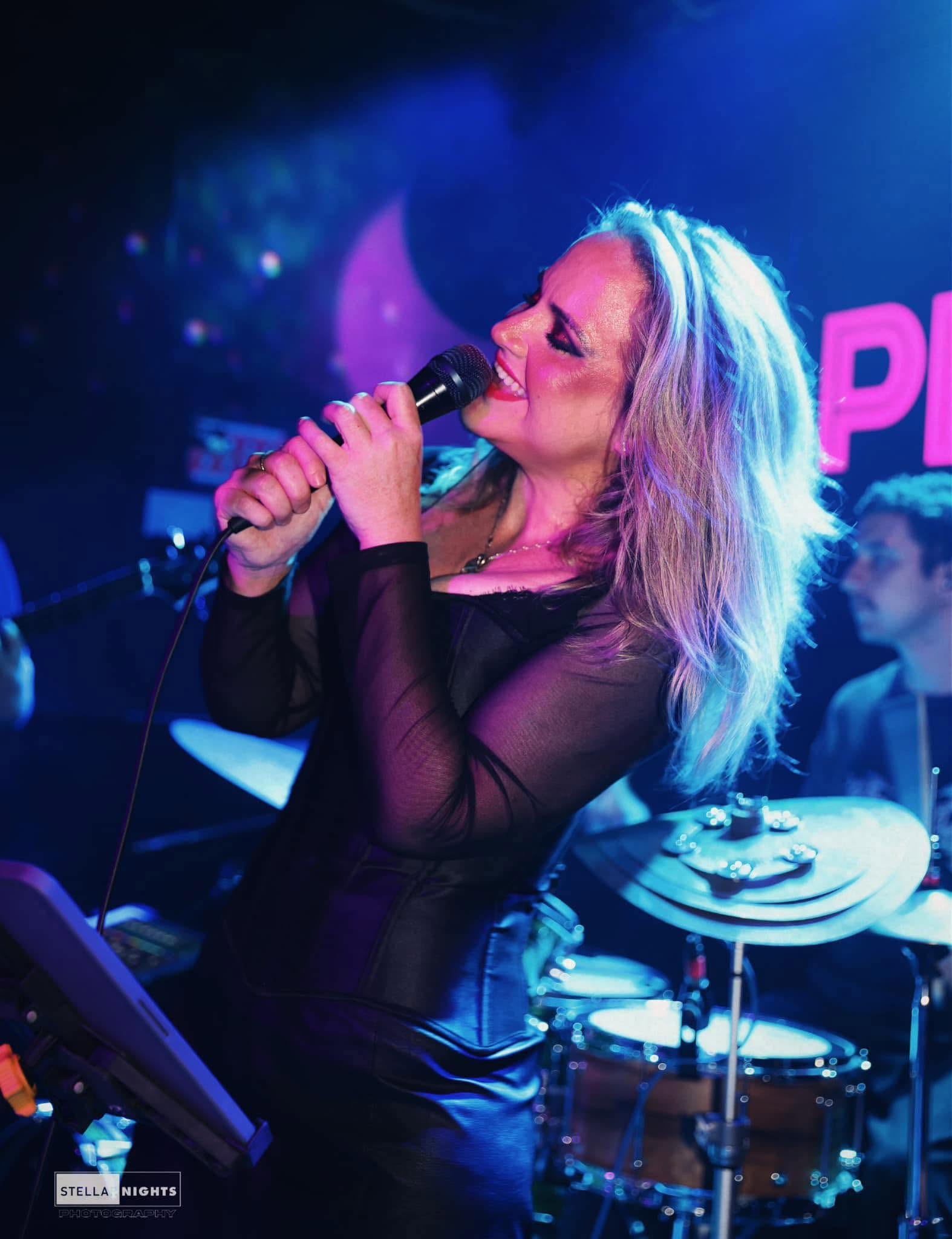 Deluxe Showband, cover band in WA, photo 3