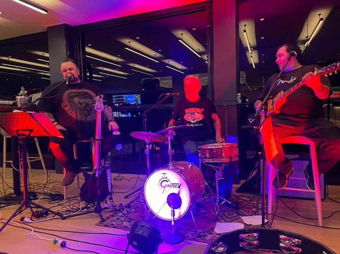 Stripped Back, cover band in Wagga Wagga, photo 2