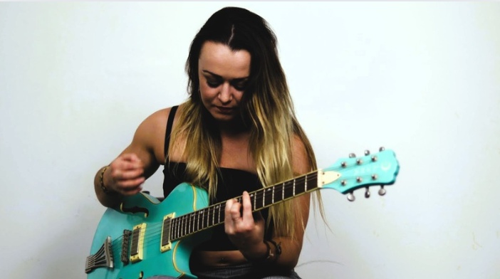 Polly Hazelton, singer in Wollongong, photo 3