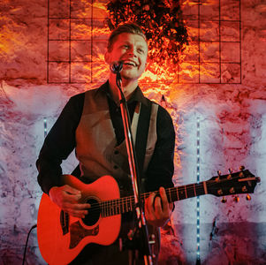 Tayzer Entertainment, musical soloist in Wollongong, photo 2