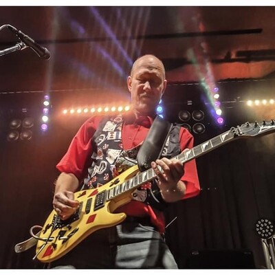 Giraffes Casino, musical soloist in Wollongong, photo 2