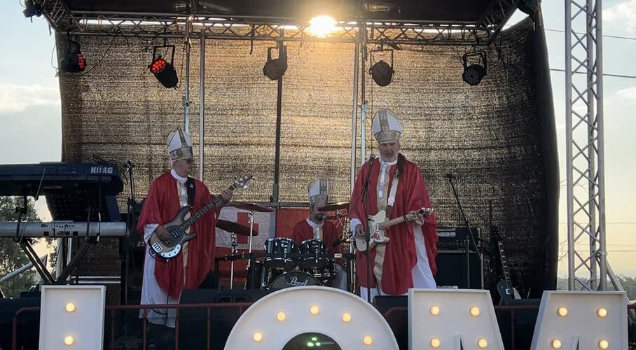 The Party Popes Show, cover band in Wollongong, photo 3