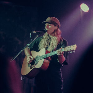 Anna, singer-songwriter in Yamba, photo 2