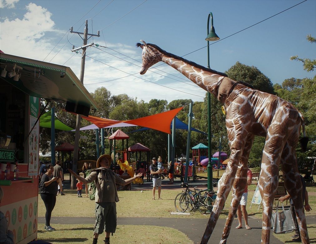 Gemma Giraffe, stilt walker in Melbourne, photo 2